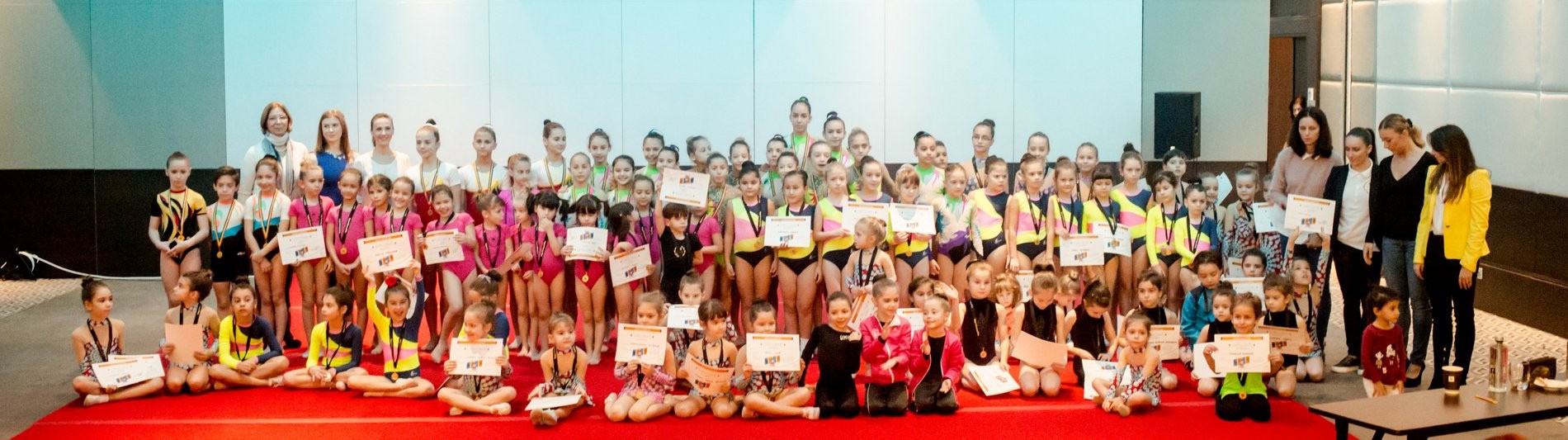 Andreea Răducan și Amelia Racea, profesoar pentru copii care au participat la prima ediţie a Festivalului de Gimnastică