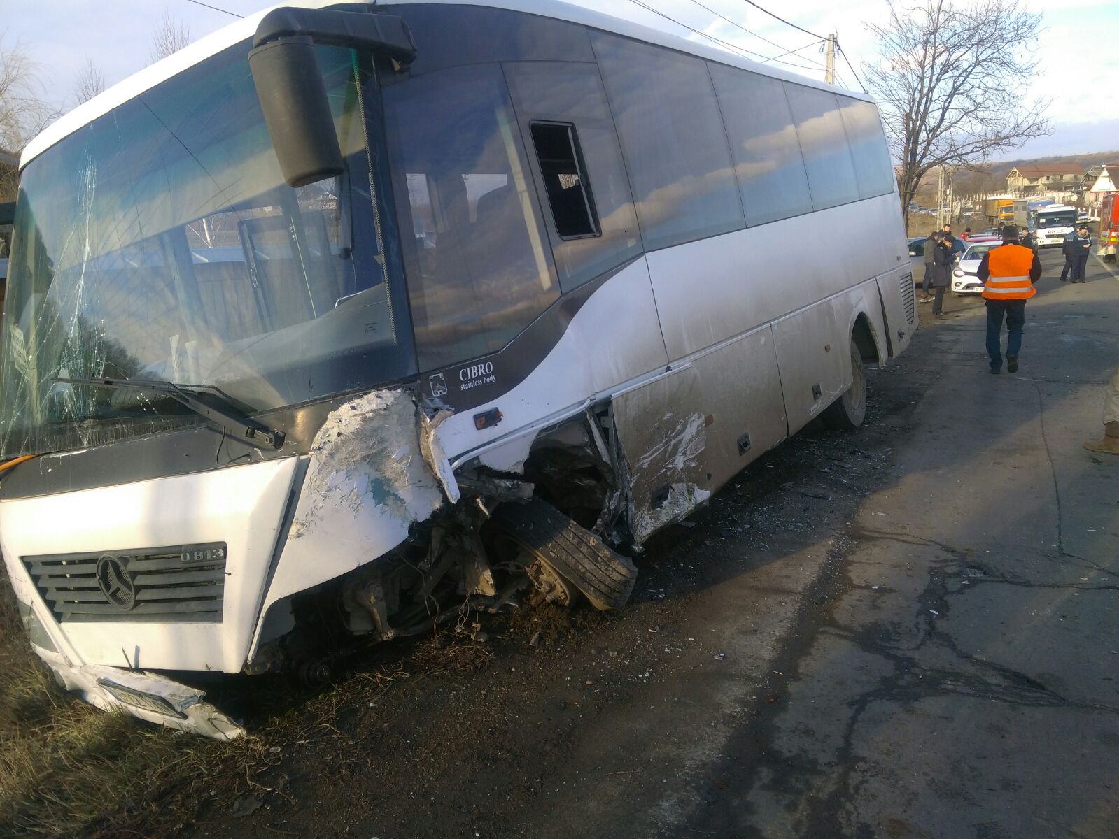 UPDATE: 13 oameni, la spital în urma ciocnirii violente dintre un autocar și o mașină în Bacău| FOTO/VIDEO