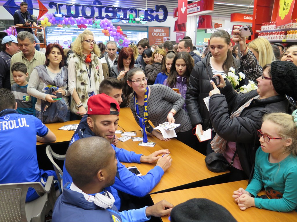 De Ziua Femeii, ”lupii” au oferit flori și bilete la meci doamnelor și domnișoarelor din Ploiești