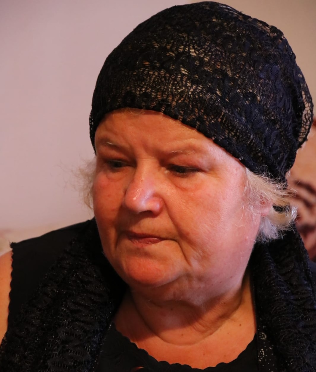 EXCLUSIV/ Bunica Tania trebuie să crească doi nepoței cu o pensie de 900 de lei. Fiica ei a murit, ginerele s-a sinucis și copiii lor i-au rămas în grijă