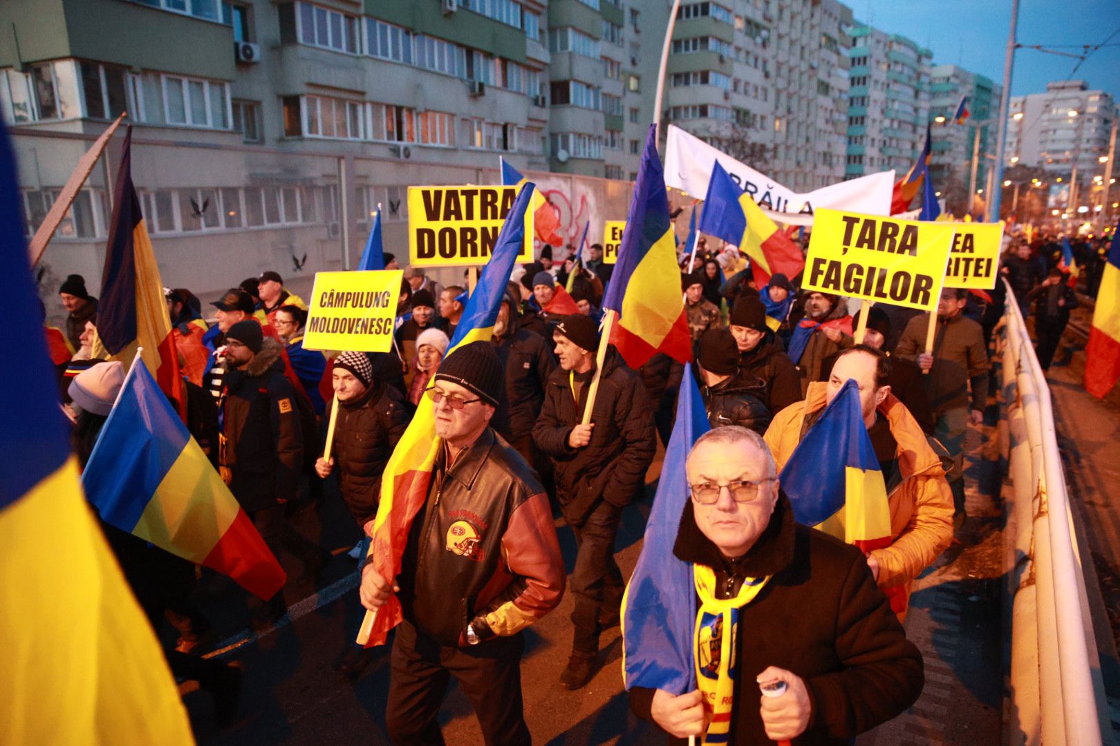 LIVE TEXT: Zeci de mii de oameni la protestul organizat de AUR în București. Mai mulți protestatari aveau asupra lor cuţite, bricege și substanţe interzise
