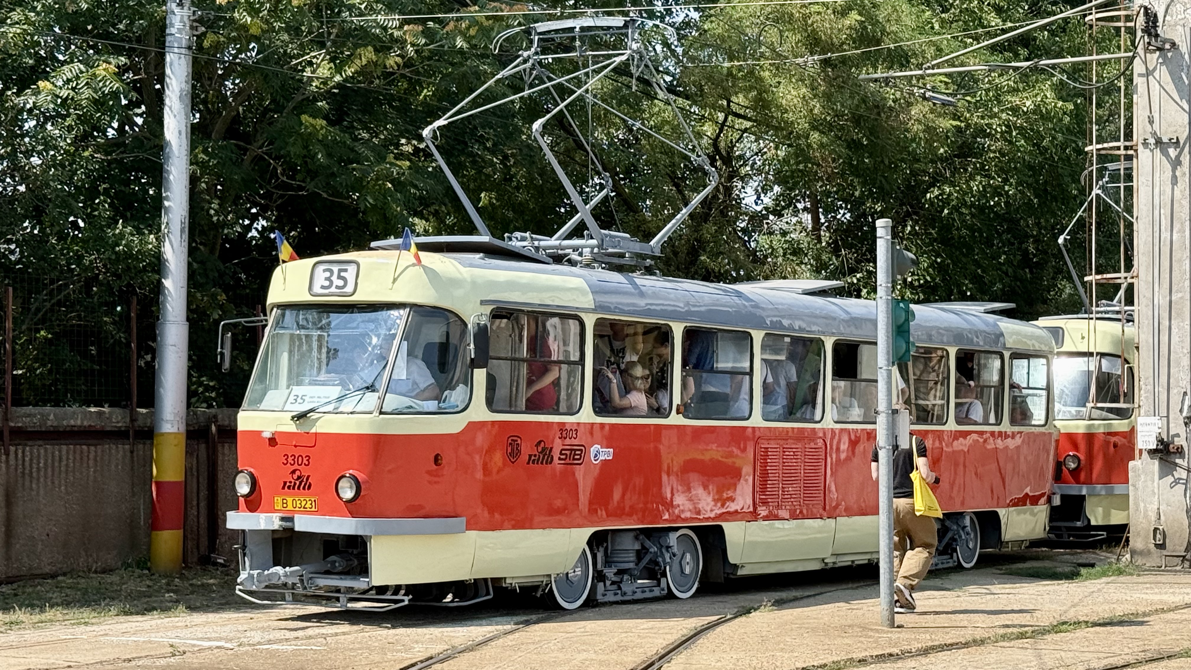 Ultima oprire pentru tramvaiele Tatra: Depoul Militari și-a deschis porțile pentru zeci de pasionați