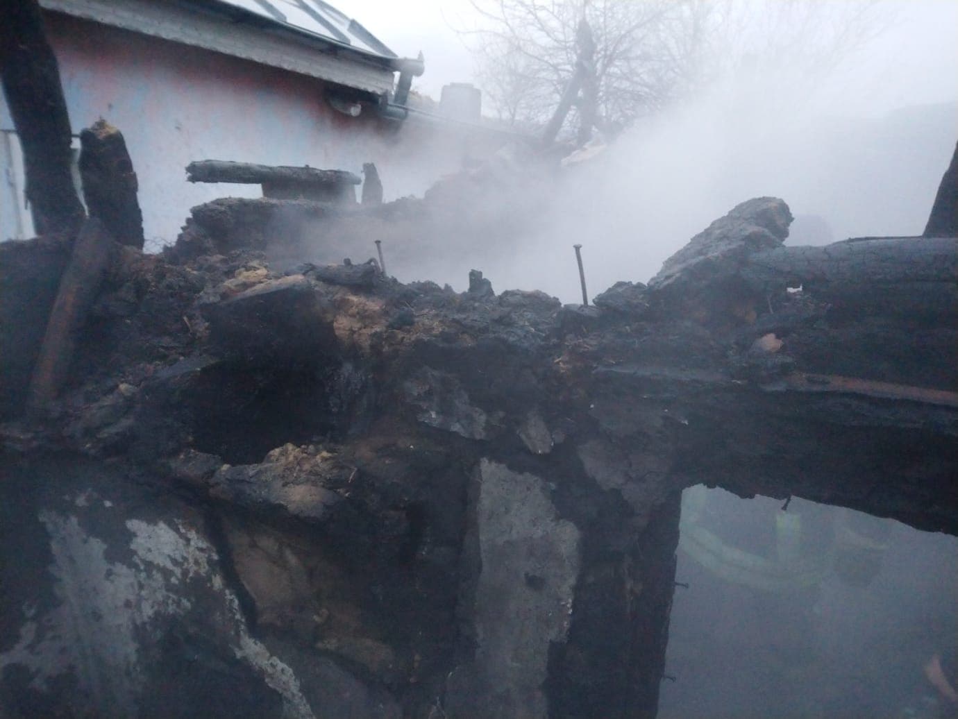 FOTO | Doi vasluieni, mamă și fiu, au murit carbonizați într-un incendiu