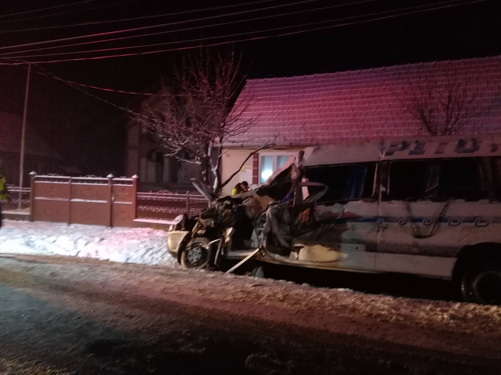 Un mort și 12 răniți într-un accident pe DN7. Un microbuz a intrat în coliziune cu un TIR. Traficul este blocat în apropiere de Lipova