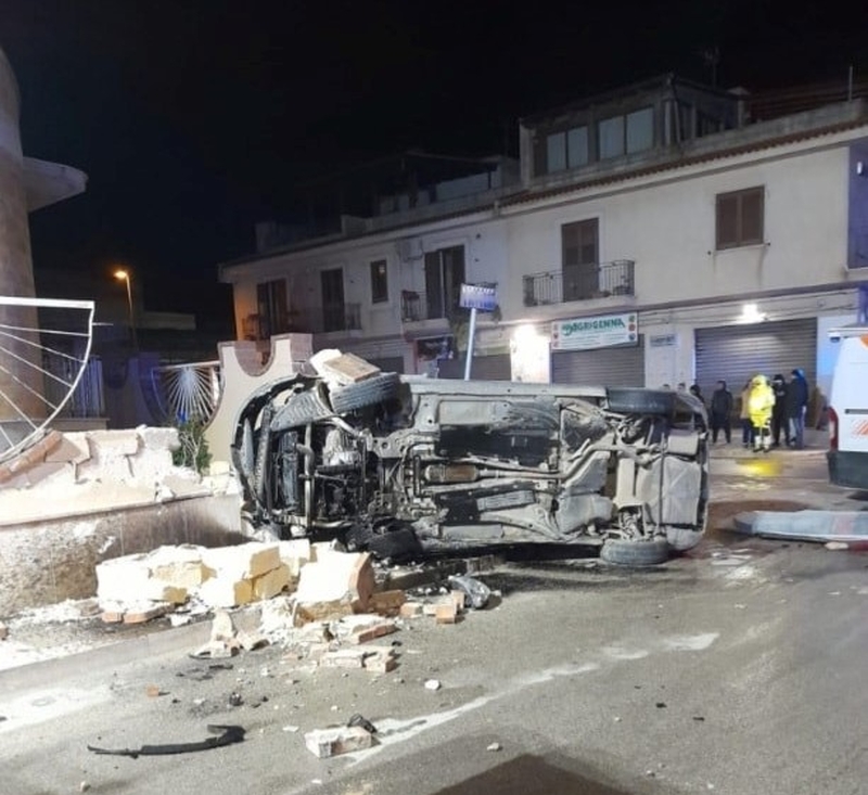 Un român de 20 de ani a murit la volanul mașinii sale, urmărit de poliție, în Italia. O tânără însărcinată era cu el și a fost grav rănită
