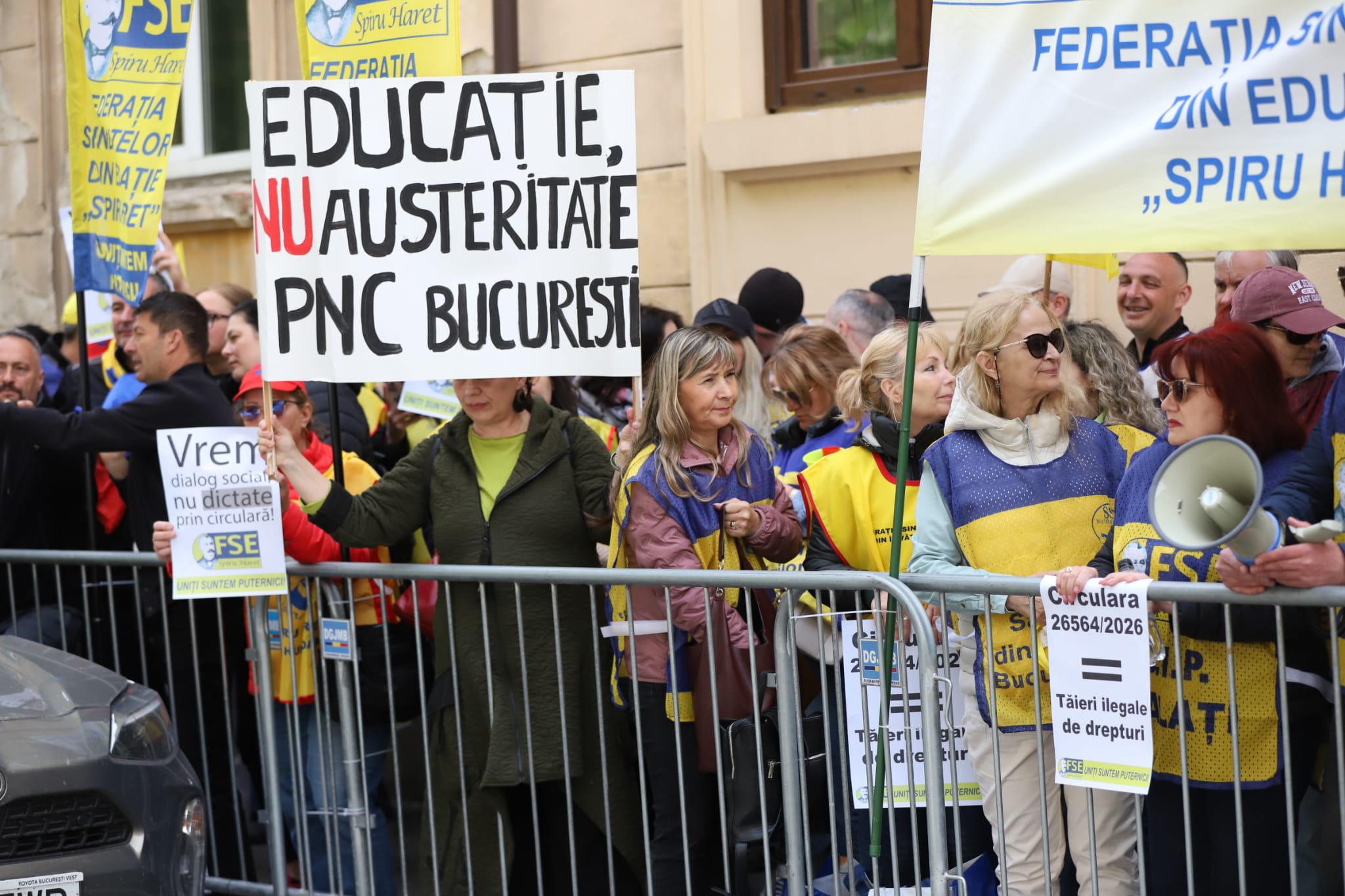 Ministrul Educației, Mihai Dimian, a coborât în mijlocul sindicaliștilor care-i scandau sub geam. „Mă bucur să-mi văd colegii. Nu trăim o situație normală”, spunea oficialul cu o zi înainte de proteste