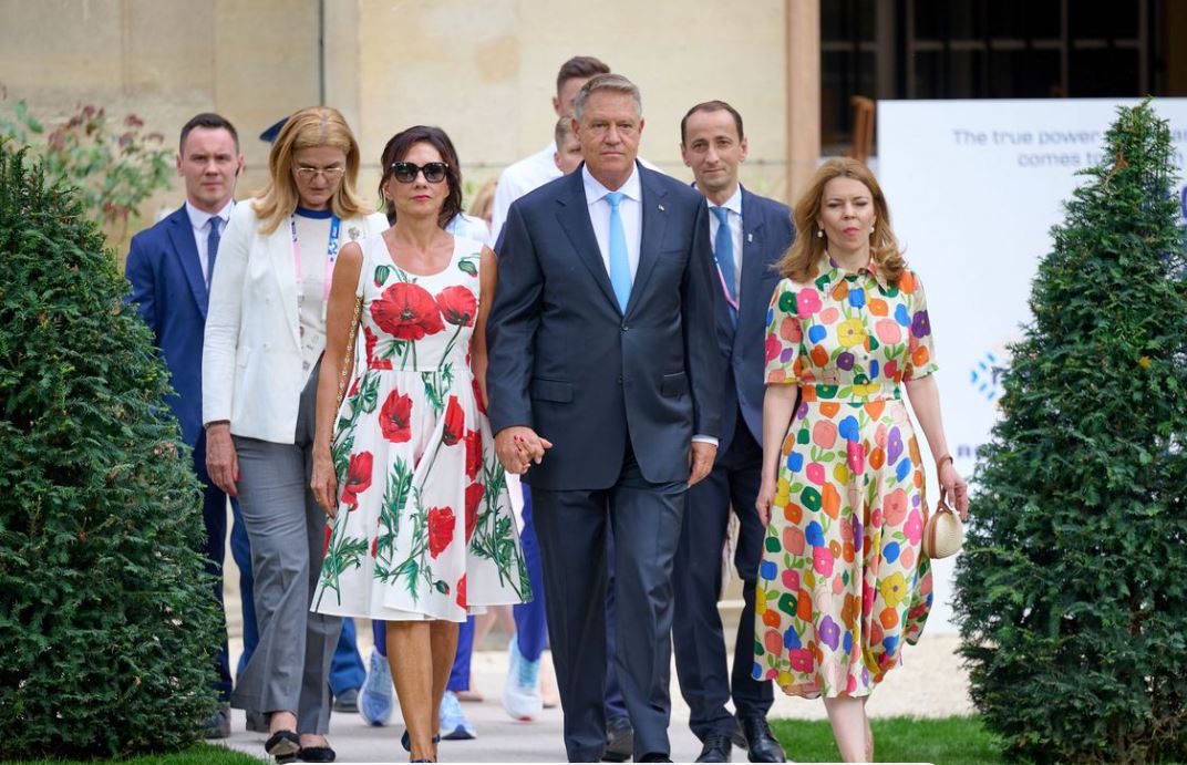 Cum și-a făcut Carmen Iohannis apariția la secția de votare din Sibiu. L-a ținut de mână pe Klaus Iohannis