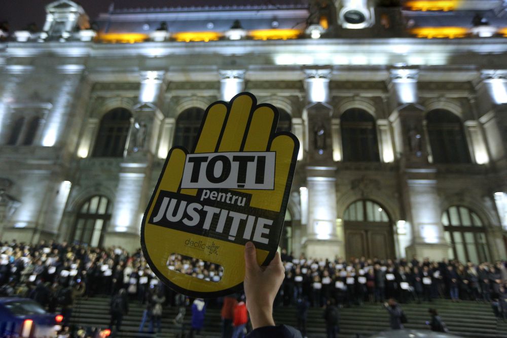 FOTO&VIDEO/ Sute de magistrați au protestat la Curtea de Apel București
