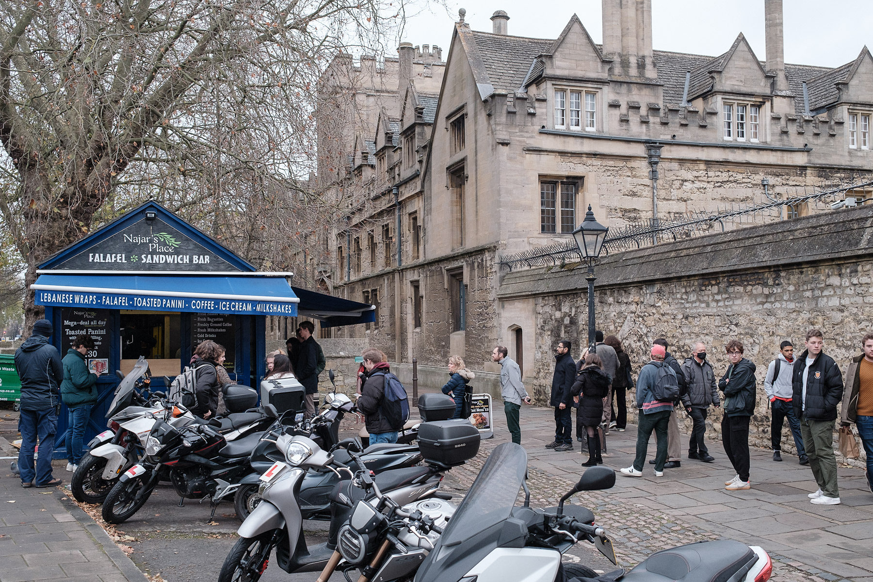 Un tânăr din România crescut în UK, ajuns student la Oxford: „Dacă nu veneam în Anglia, probabil nu mă duceam la universitate”