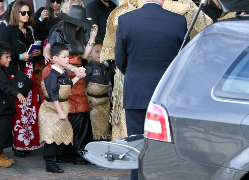 Imagini cutremurătoare de la căpătâiul lui Johan Lomu, decedat la doar 40 de ani! Copiii fostului star au purtat la ceremonie tricouri cu numărul 11 / GALERIE FOTO