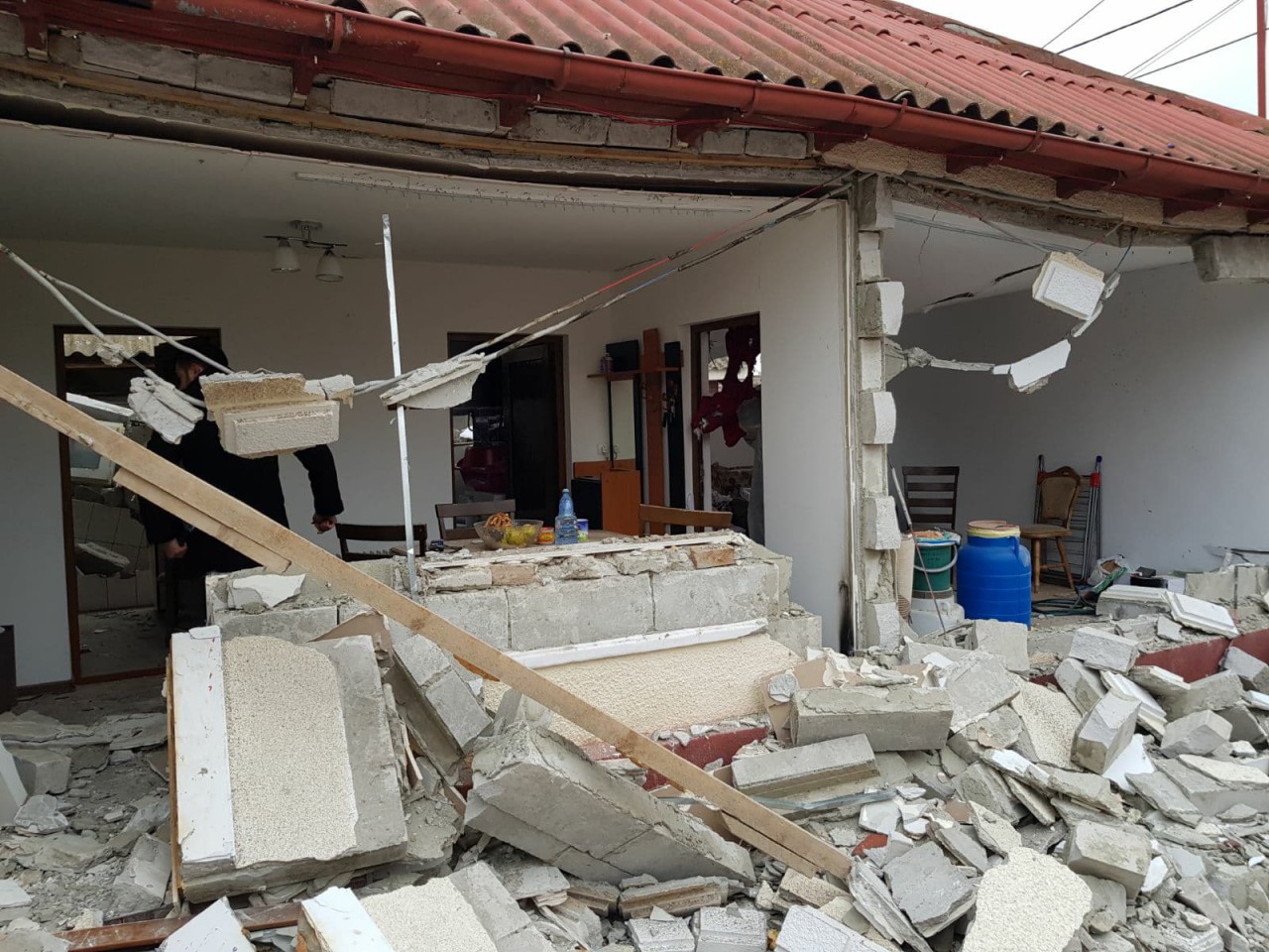 Explozie în Năvodari, județul Constanța. Trei oameni, răniți după ce o casă a sărit în aer / FOTO&VIDEO