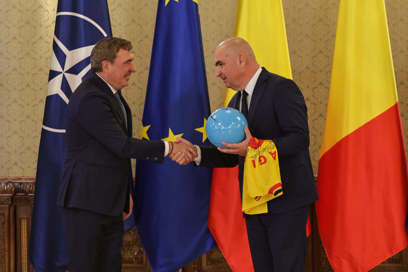 De ce a lipsit Ianis Hagi de la Palatul Cotroceni, unde Gică Hagi a fost decorat de Ilie Bolojan
