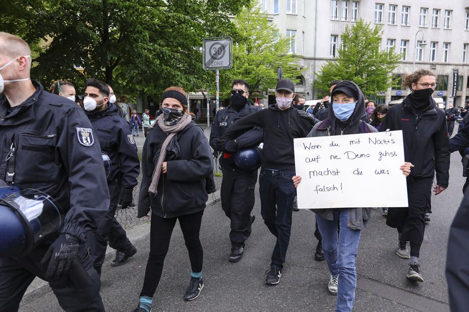 Val de proteste în Europa. Manifestanţii din Germania, Polonia, Elveţia şi Marea Britanie protestează împotriva restricţiilor impuse