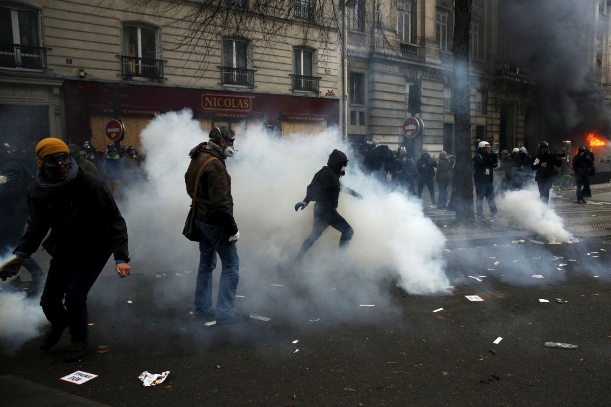 Lupte de stradă la Paris. Franța, paralizată de 1,5 milioane de oameni care au participat la o grevă  masivă provocată de reforma pensiilor