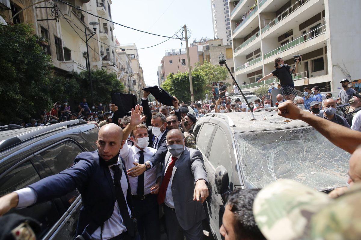 Emmanuel Macron, primit ca un salvator la Beirut, după explozii. Cuprinși de furie, libanezii au cerut ajutorul Franței în timp ce au strigat: “Revoluție!”