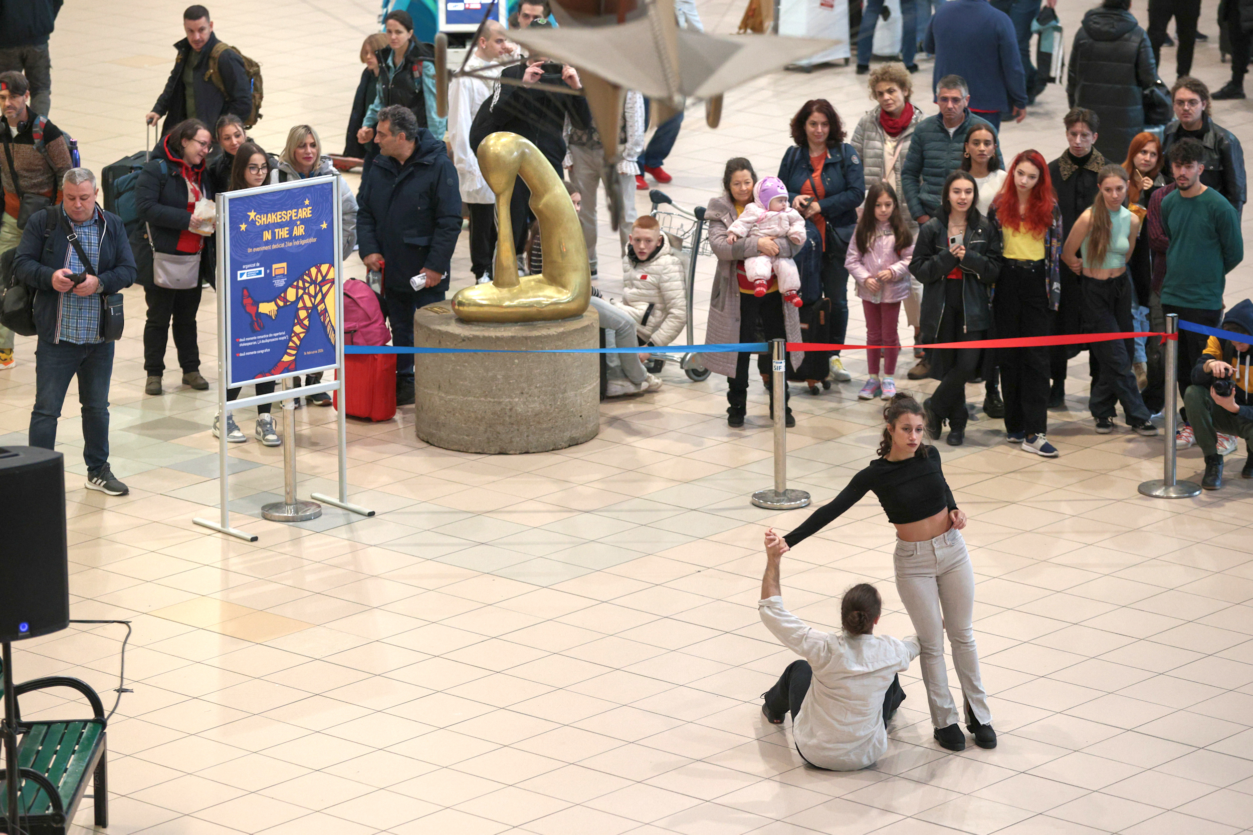 Surpriză pentru călătorii de pe Aeroportul Otopeni, de Valentine’s Day: spectacole din Shakespeare și momente coregrafice