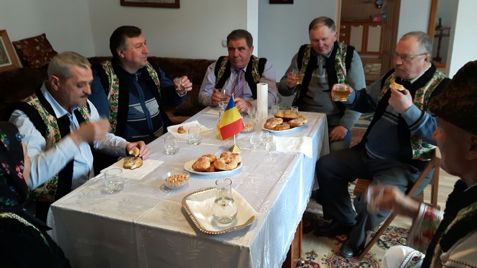 Botoşănenii ţin la tradiţii! Au băut cele 40 de păhărele de alcool! „Ahhh că tare e bună...Udrea” GALERIE FOTO