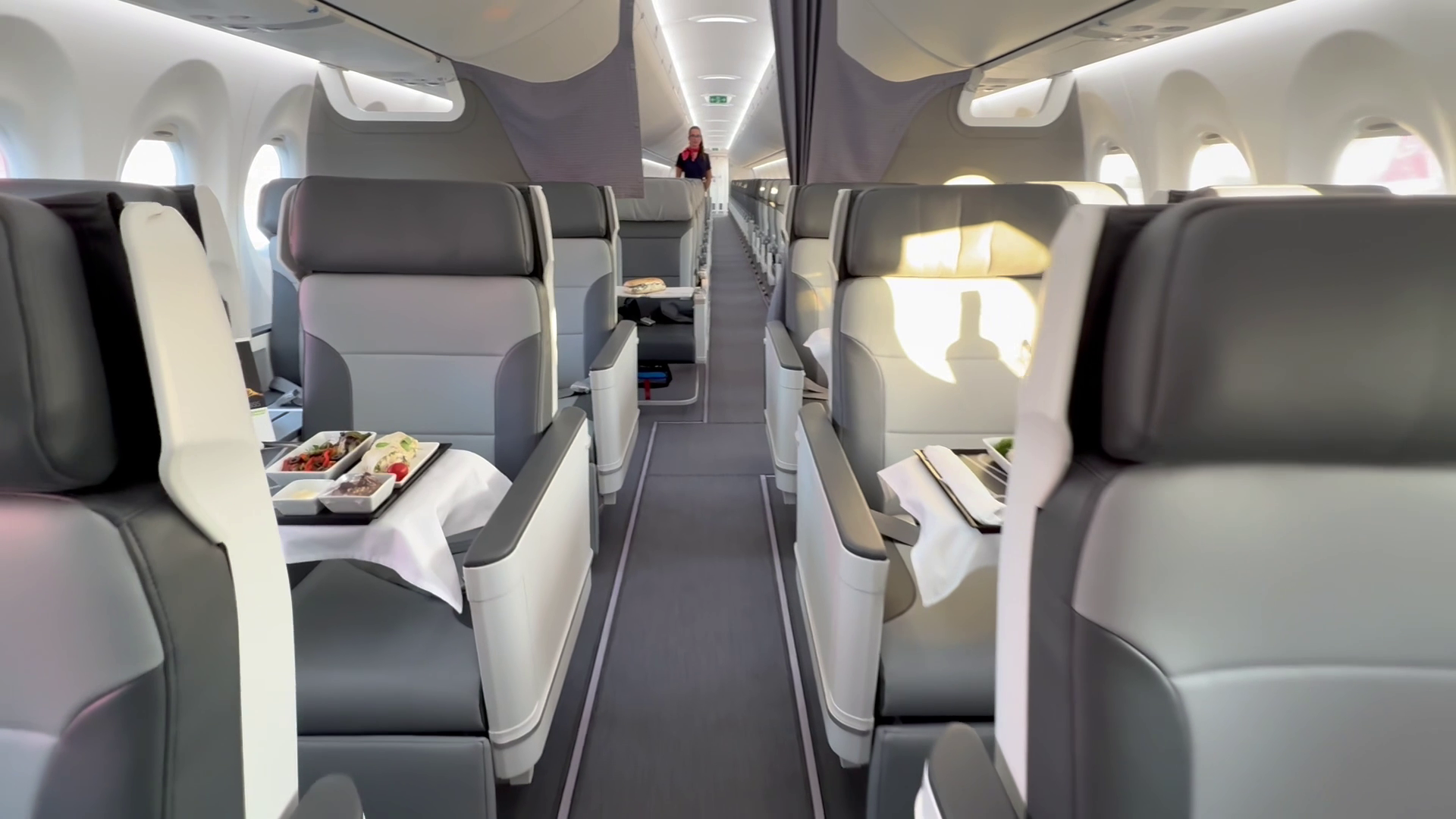 Meniu de lux în cel mai nou Airbus al unei companii românești! Libertatea a urcat la bordul noului avion de peste 100 de milioane de euro