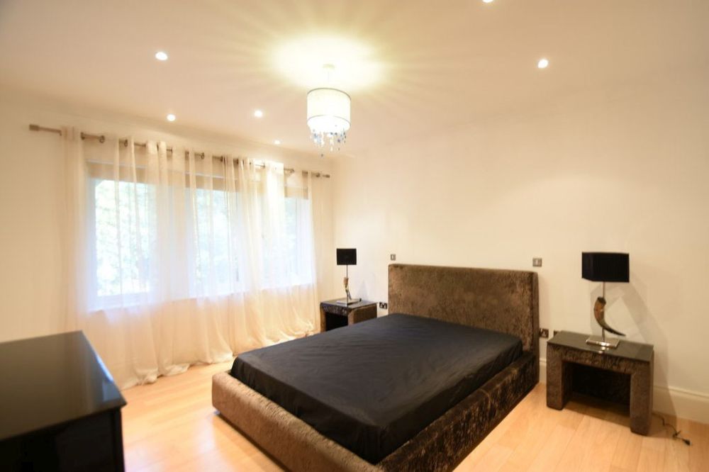 GALERIE FOTO / Cum arată casa de lux a lui Cristiano Ronaldo din Manchester. Starul de la Juventus o scoate la vânzare pe mai puțini bani decât a luat-o!