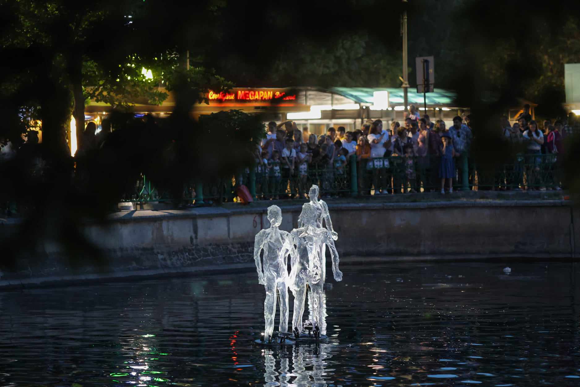 Teatru pe apă. Imagini de la spectacolul inedit desfășurat în București pe râul Dâmbovița