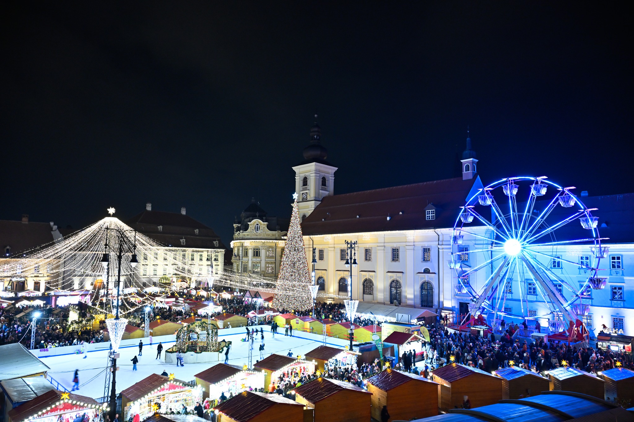 Târgul de Crăciun Sibiu 2025. Peste 100 de căsuțe cu delicii gastronomice, o roată panoramică de 22 de metri și Atelierul lui Moș Crăciun vă așteaptă în centrul orașului
