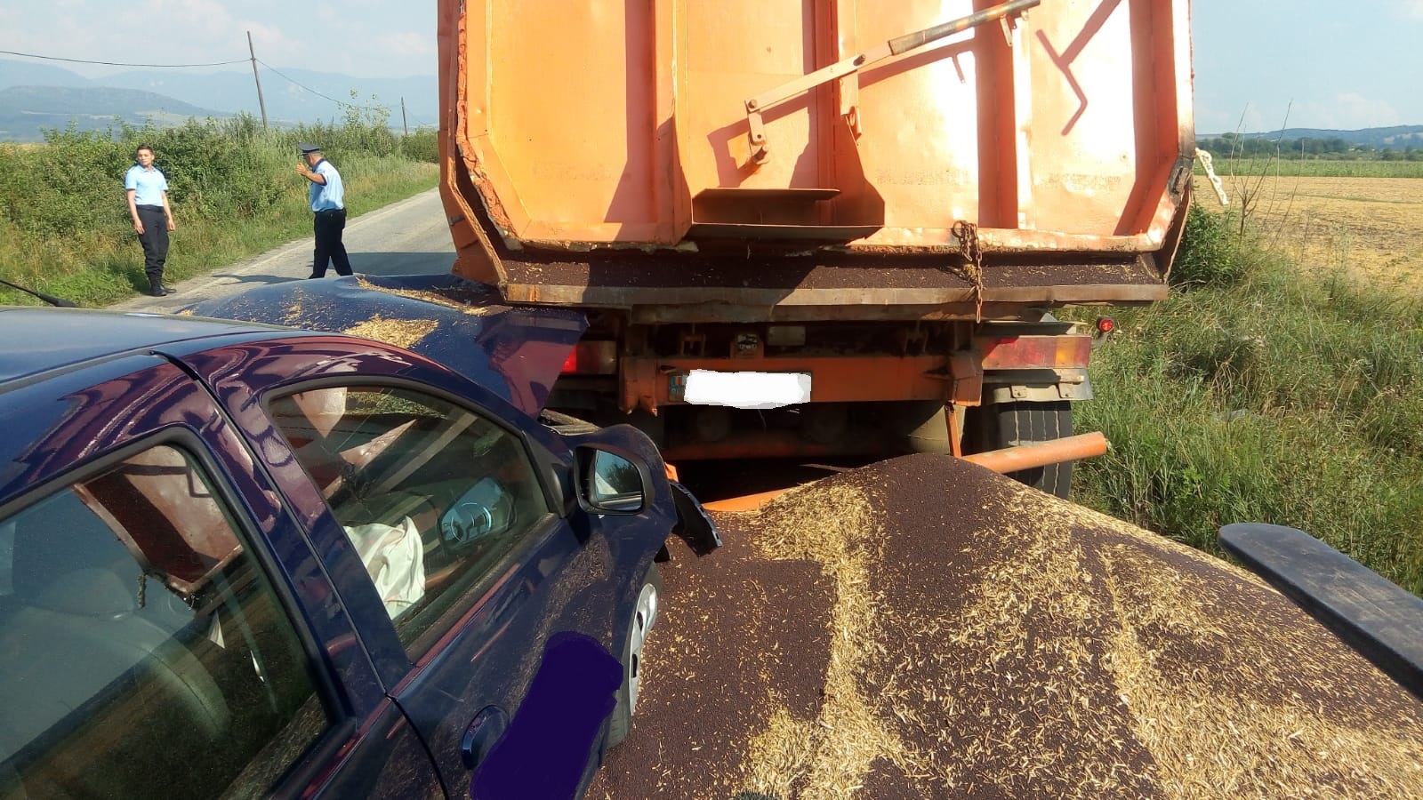 VIDEO&FOTO/ Accident pe DN 57, în Caraș-Severin. Două mașini s-au ciocnit din cauza rapiței scurse dintr-un camion pe șosea