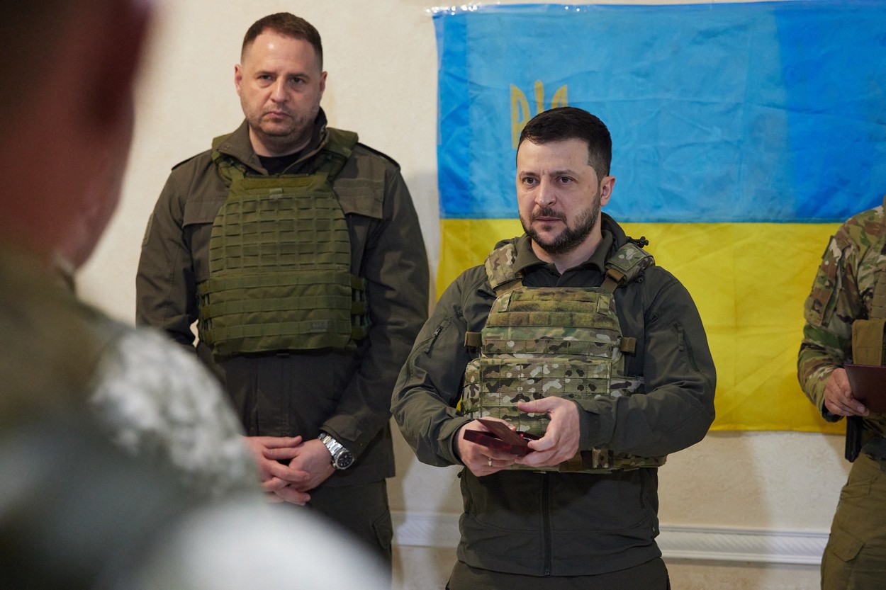 Zelenski, vizită pe frontul din est, prima ieșire din Kiev de la începutul războiului. „Ne vom apăra pământul până la capăt”