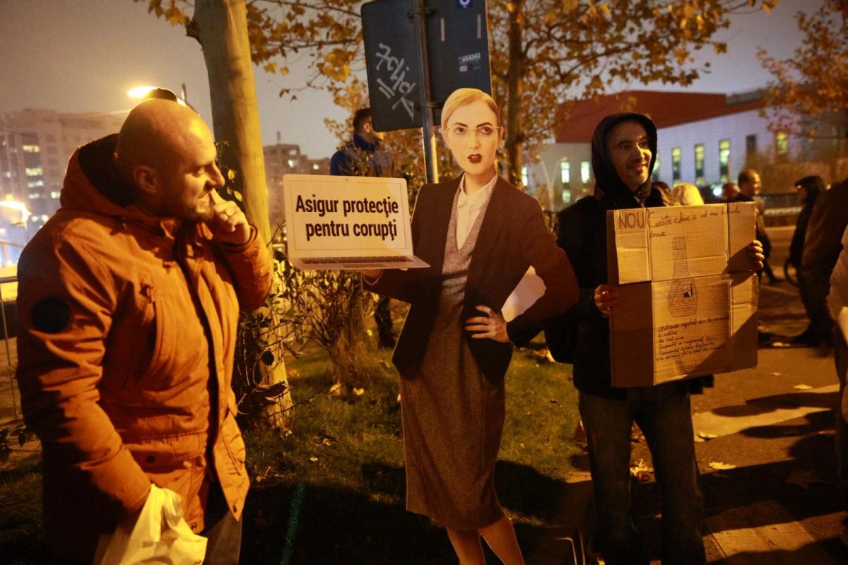 Protest în fața CSM după valul de infractori eliberați: „Pentru furt, abuz și mită vine Lia și te-achită”