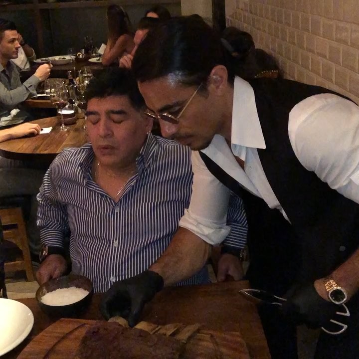 Virusul "Salt Bae"! Bucătarul turc Nusret Gokce a înnebunit planeta: starurile din fotbal, showbizz și greii din politică fac coadă să mănânce din mâna lui