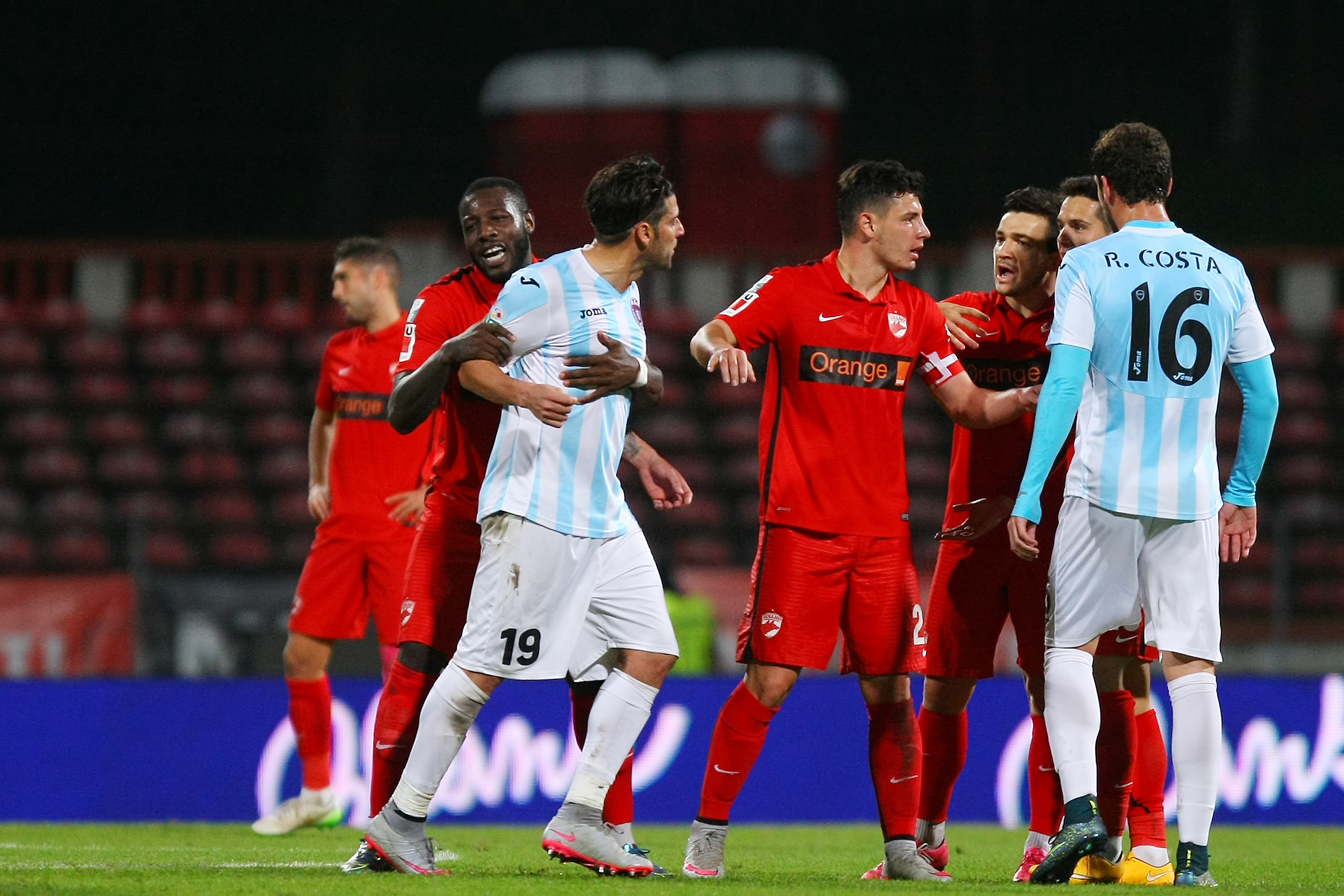 LIGA I LA FOTBAL, etapa a 14-a / Scandal după meciul Dinamo - ASA Tîrgu Mureș 2-1. ^Ardelenii protestează oficial printr-un comunicat în care reclamă un ”fault evident și lipsă de fair-play”! GALERIE FOTO