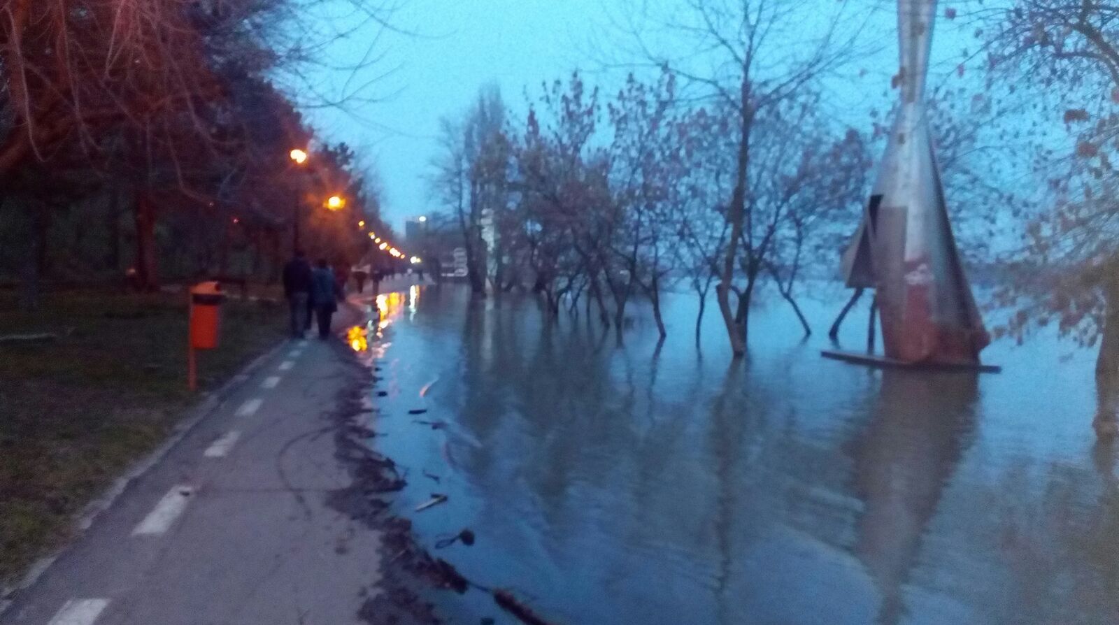 Dunărea, pe cale să treacă peste cota de inundații la Galați. La Şantierul Naval Damen se pun saci cu nisip pentru protejarea halelor/ FOTO