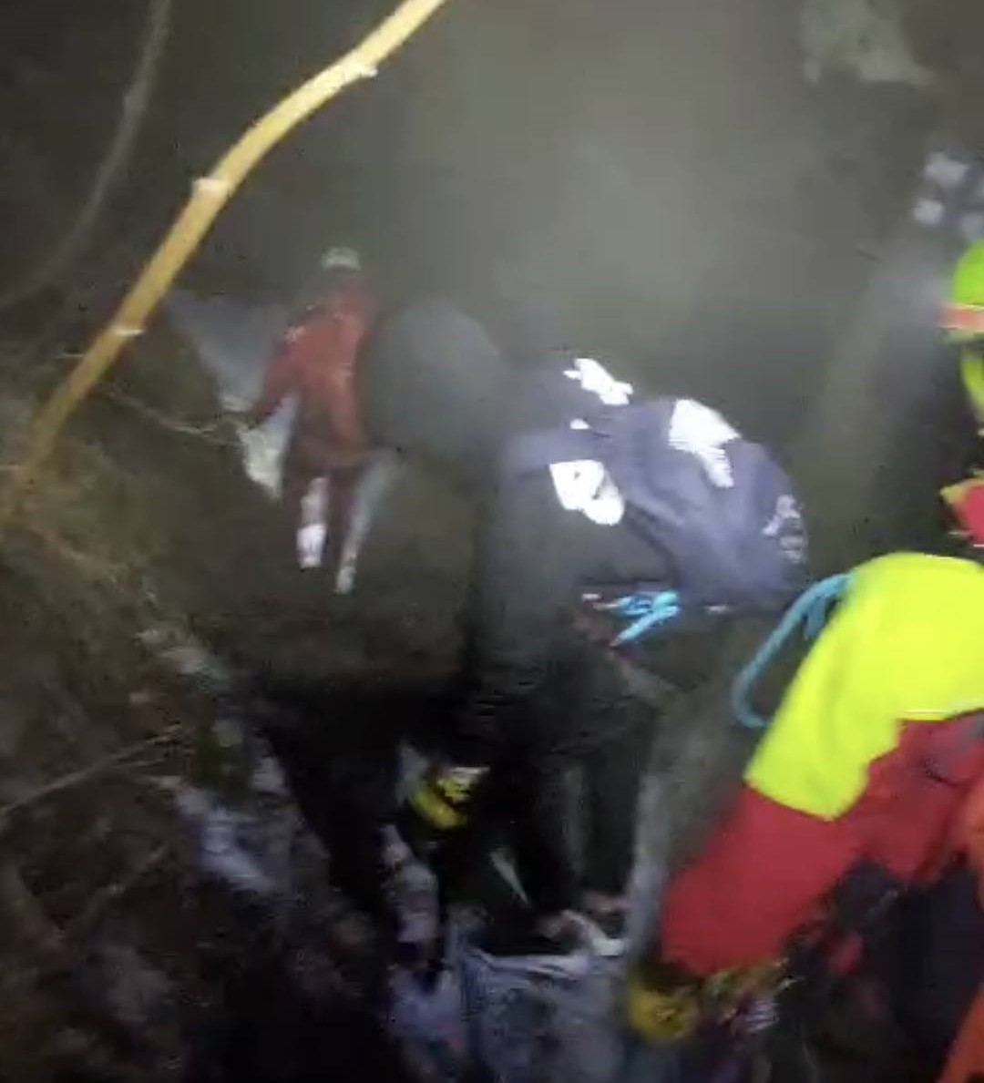 Un turist de 26 de ani cu sneakersi în picioare, găsit pe Jepii Mici, unde rătăcise traseul, în zăpadă: „Un pas greșit și nu mai aveam pe cine salva…”