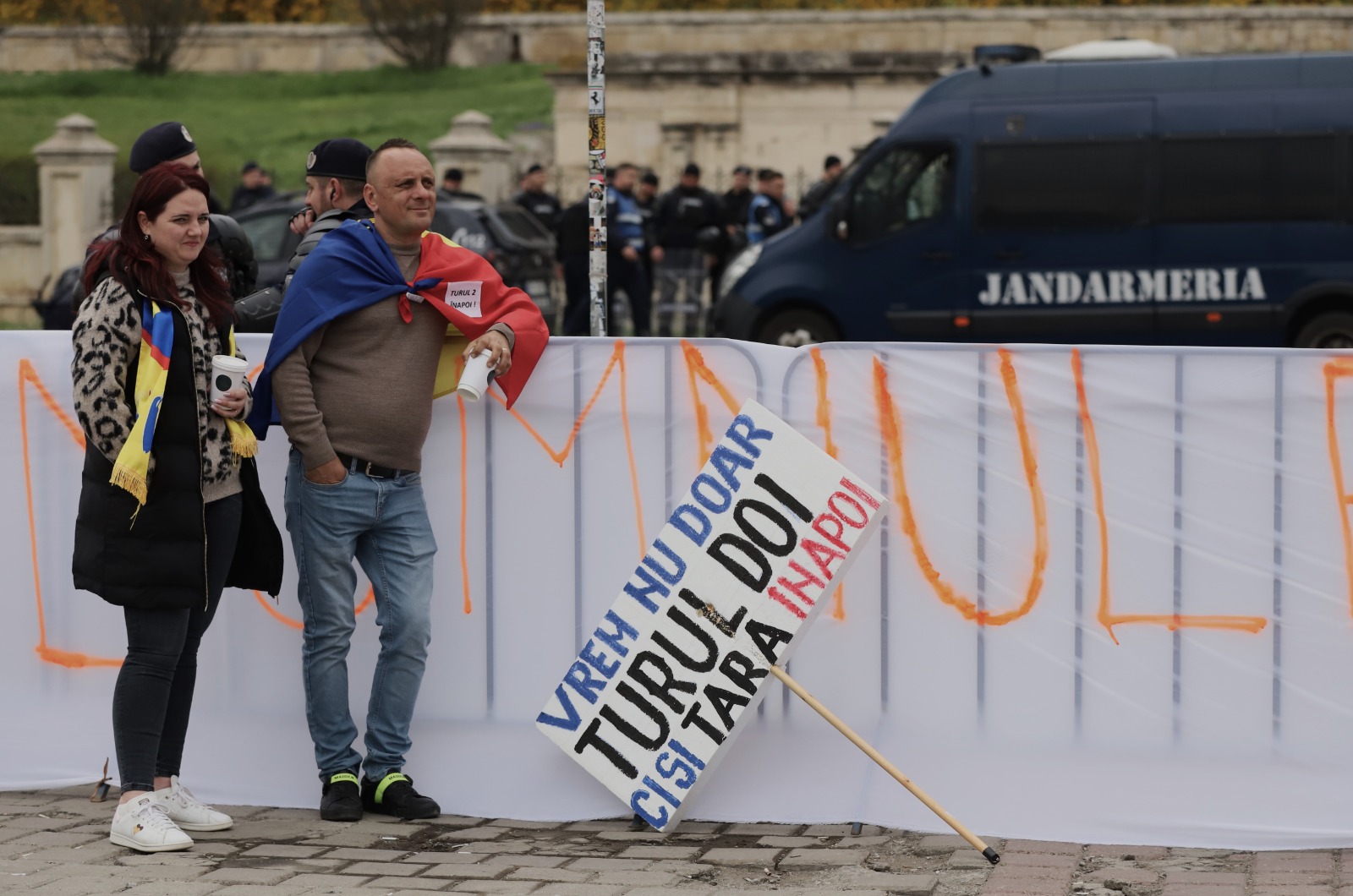 Toţi oamenii preşedintelui care putea să fie. Cine sunt cei care vor „turul 2 înapoi"