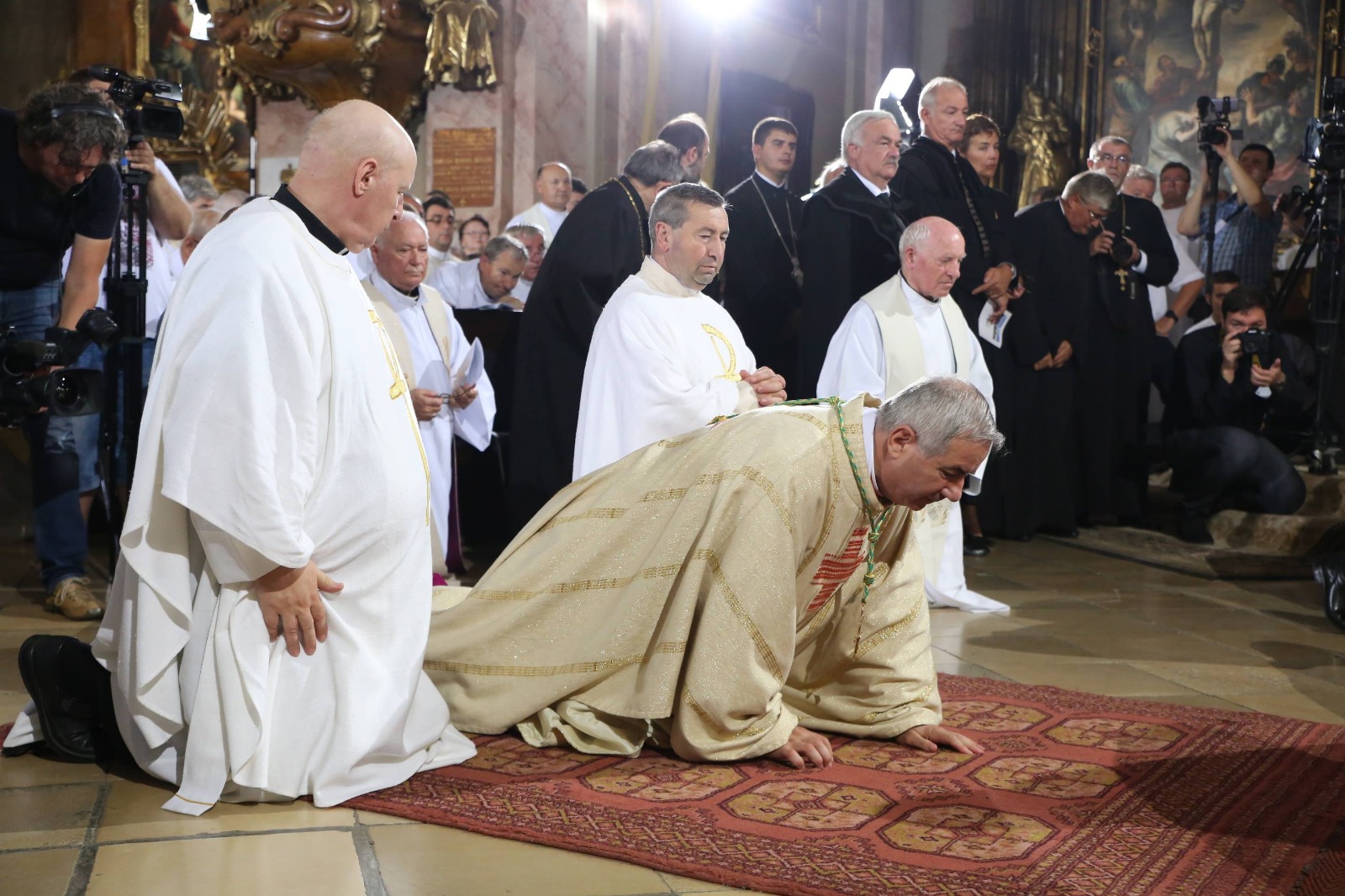 FOTO/ Ceremonie impresionantă în Piața Unirii din Timișoara. A fost instalat noul episcop romano-catolic