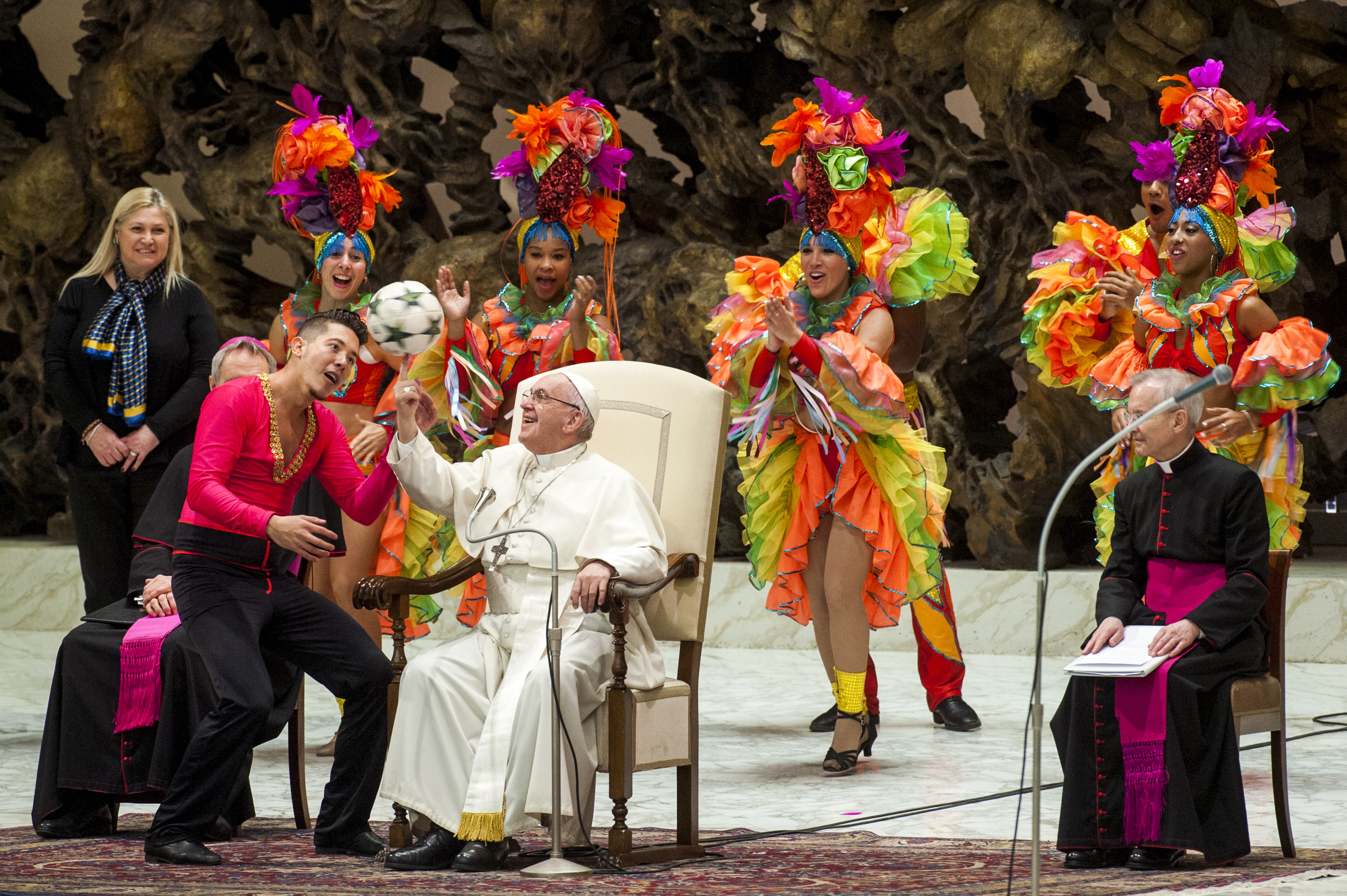FOTO | Imagini inedite cu Papa Francisc. Suveranul Pontif a fost vizitat de artiști de circ
