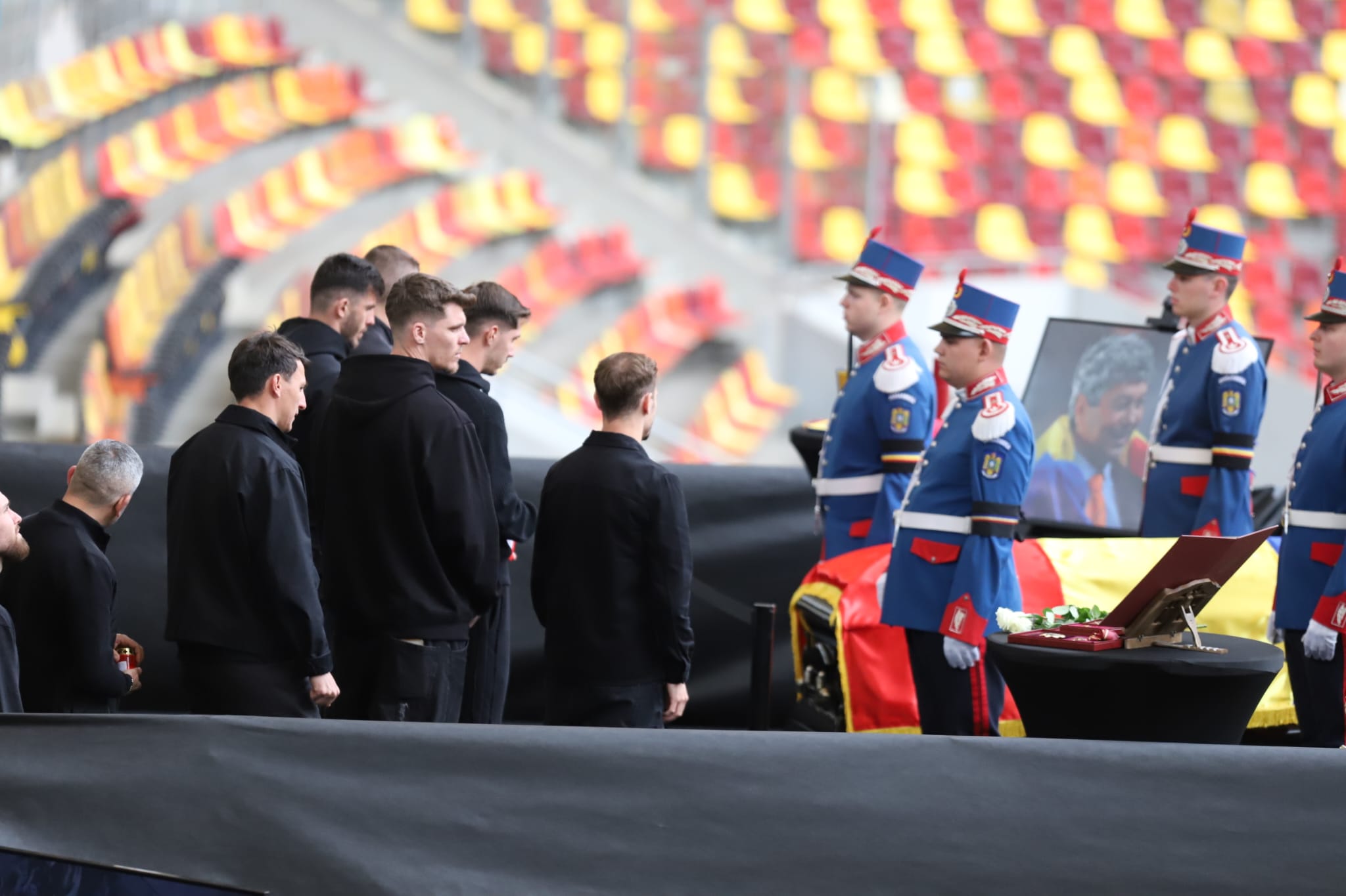 Livetext Mii de români își iau adio de la Mircea Lucescu la Arena Națională înainte de funeraliile cu onoruri militare / „Leucemia i-a provocat și grăbit sfârșitul”