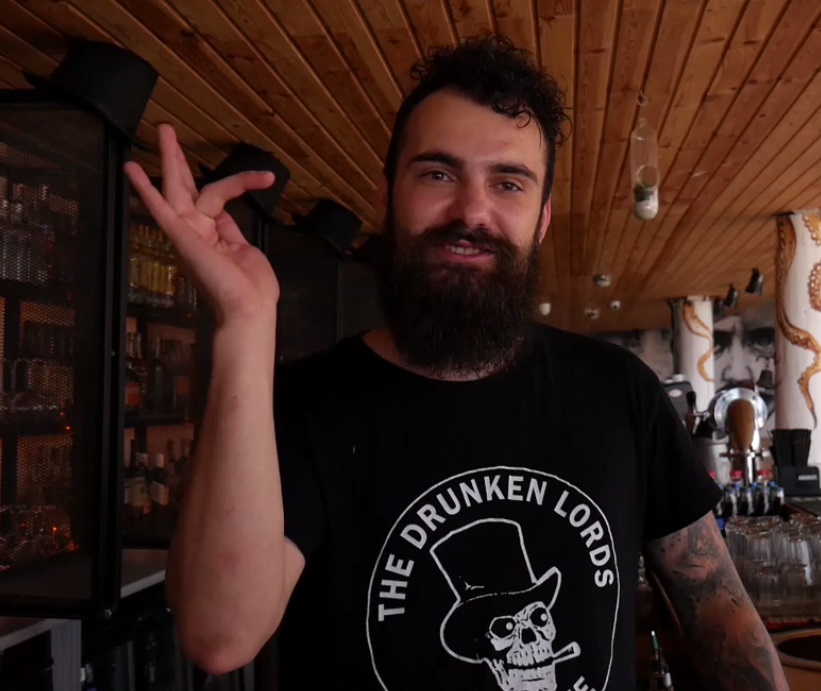 VIDEO/ Codul secret al barmanilor din Vama Veche. Cum să ceri un Mai Tai sau o tequila prin semne și cum le interpretează un lingvist
