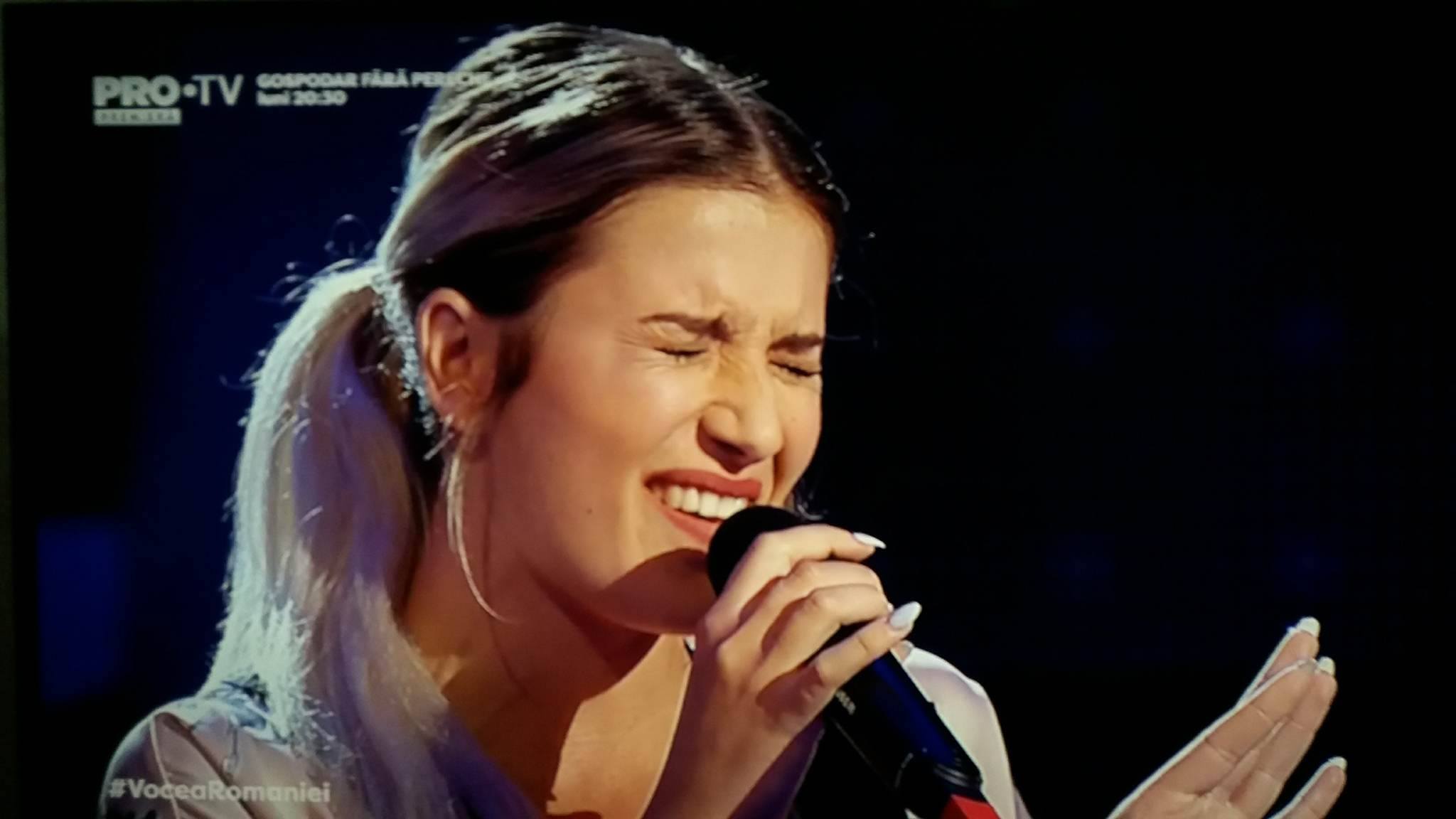 VIDEO | Diana Francesca n-a întors niciun scaun, dar i-a dat doi pumni în stomac lui Smiley. E campioană națională la karate