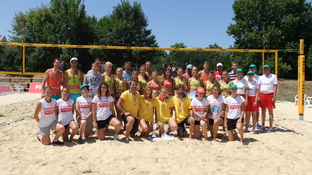Fetele au încins nisipul la Campionatul Național de volei de plajă / GALERIE FOTO