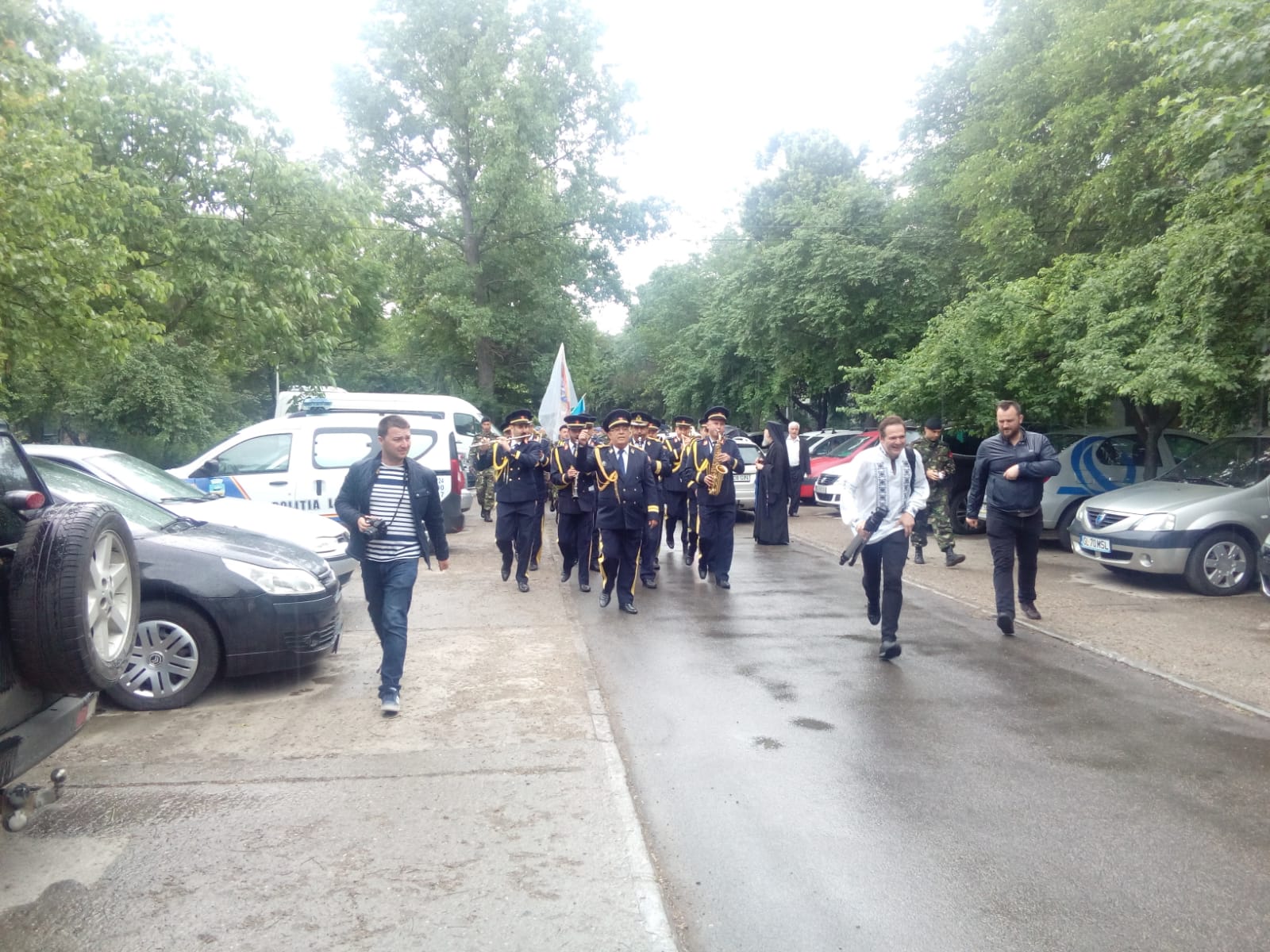 Sute de persoane au participat la procesiunea tradiţională de Înălţare şi de Ziua Eroilor de la Galați/ GALERIE FOTO