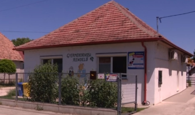 Olyan súlyos az orvoshiány, hogy ismét rendelhet a hamisítással gyanúsított gyerekorvos