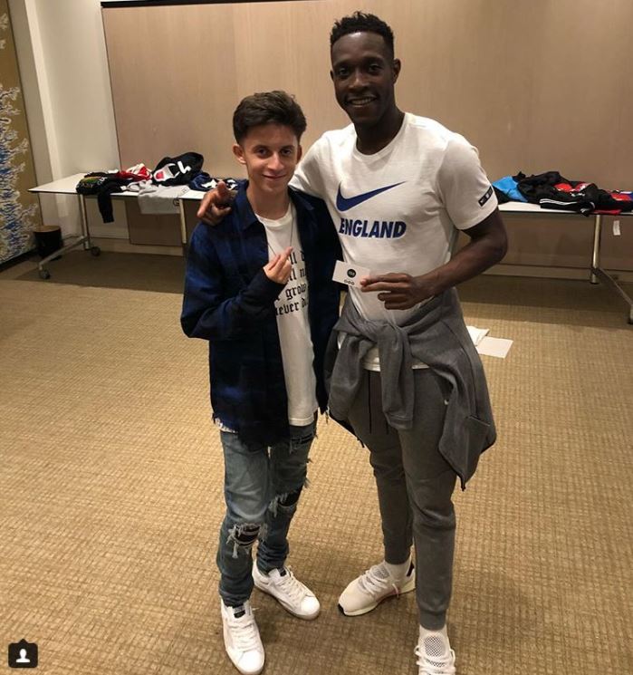 Un puști de 17 ani îi îmbracă pe unii dintre cei mai importanți fotbaliști ai lumii. Printre clienții lui se numără Mesut Ozil, Paul Pogba, Kevin de Bruyne sau Dele Alli