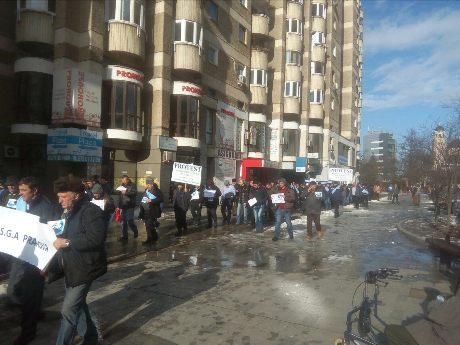 Marș de protest al angajaților de la serviciile de gospodărire a apelor din șapte județe| VIDEO&FOTO