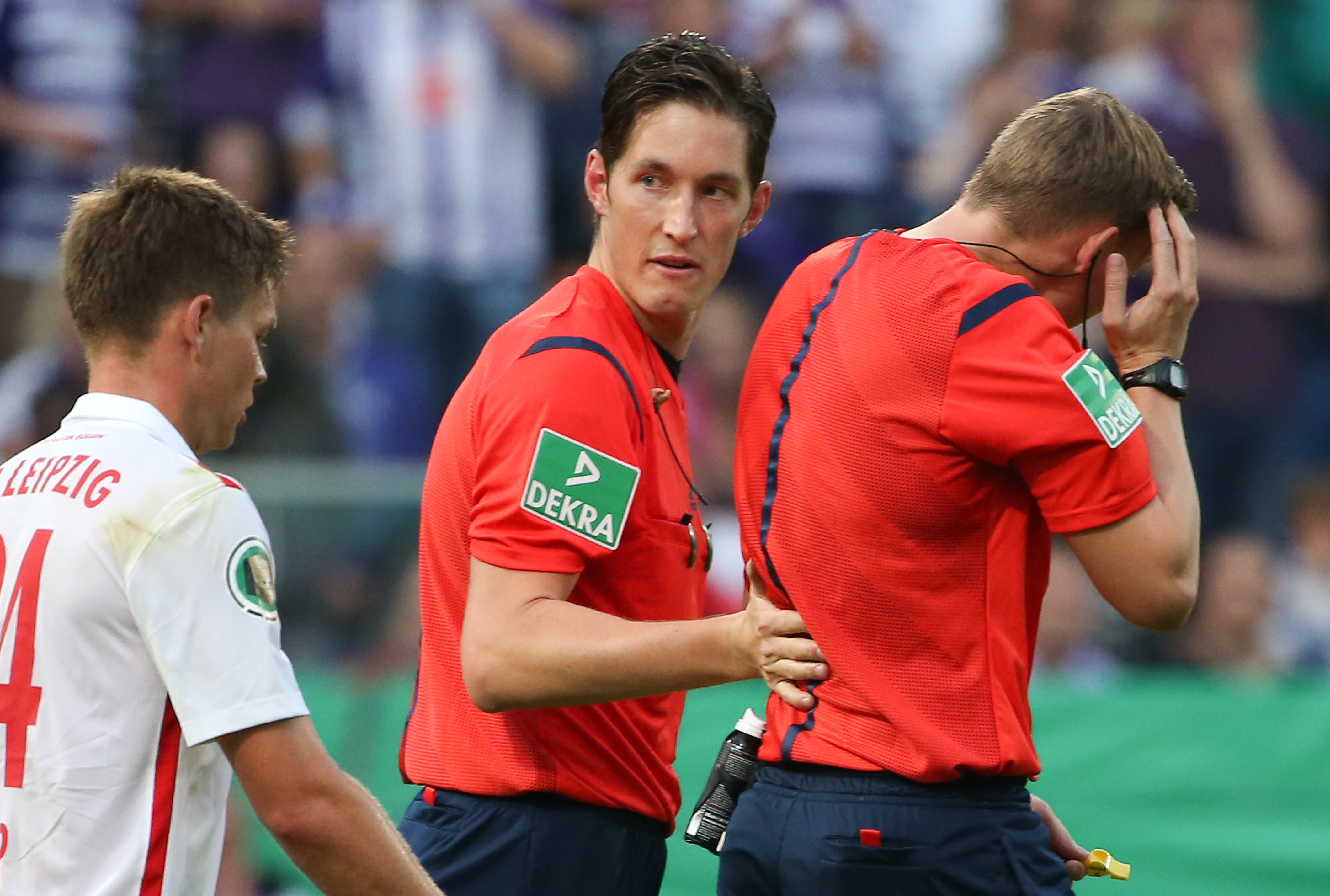 Cazul ”Bricheta” revine: un meci din Cupa Germaniei, abandonat, după ce un obiect aruncat din peluză l-a lovit în cap pe arbitru! ^Spre deosebire de steliști, RB Leipzig cere rejucarea partidei de la Osnabruck / VIDEO