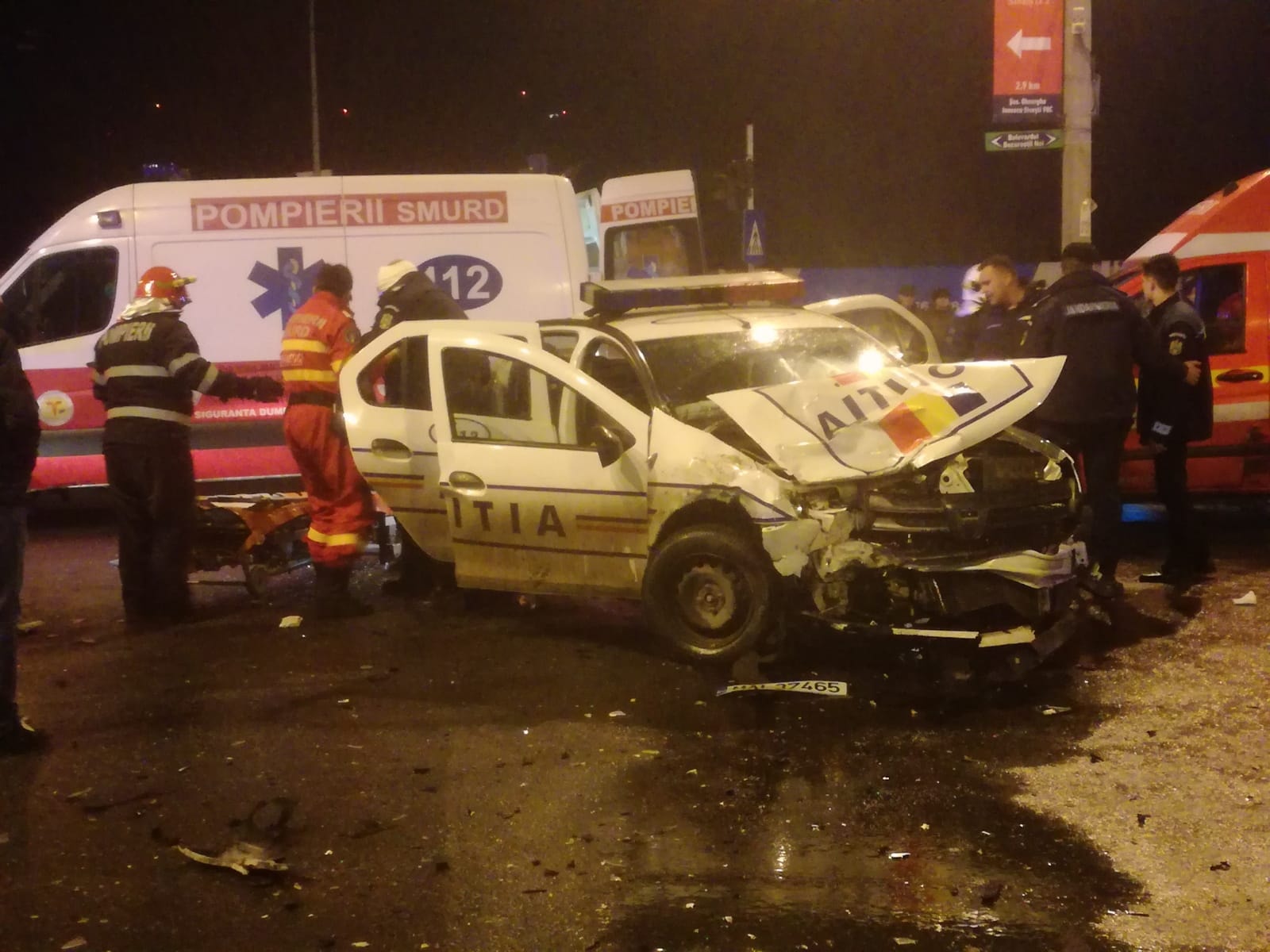 FOTO. Un jandarm și trei polițiști, răniți într-un accident produs în Capitală. Cei patru erau în misiune