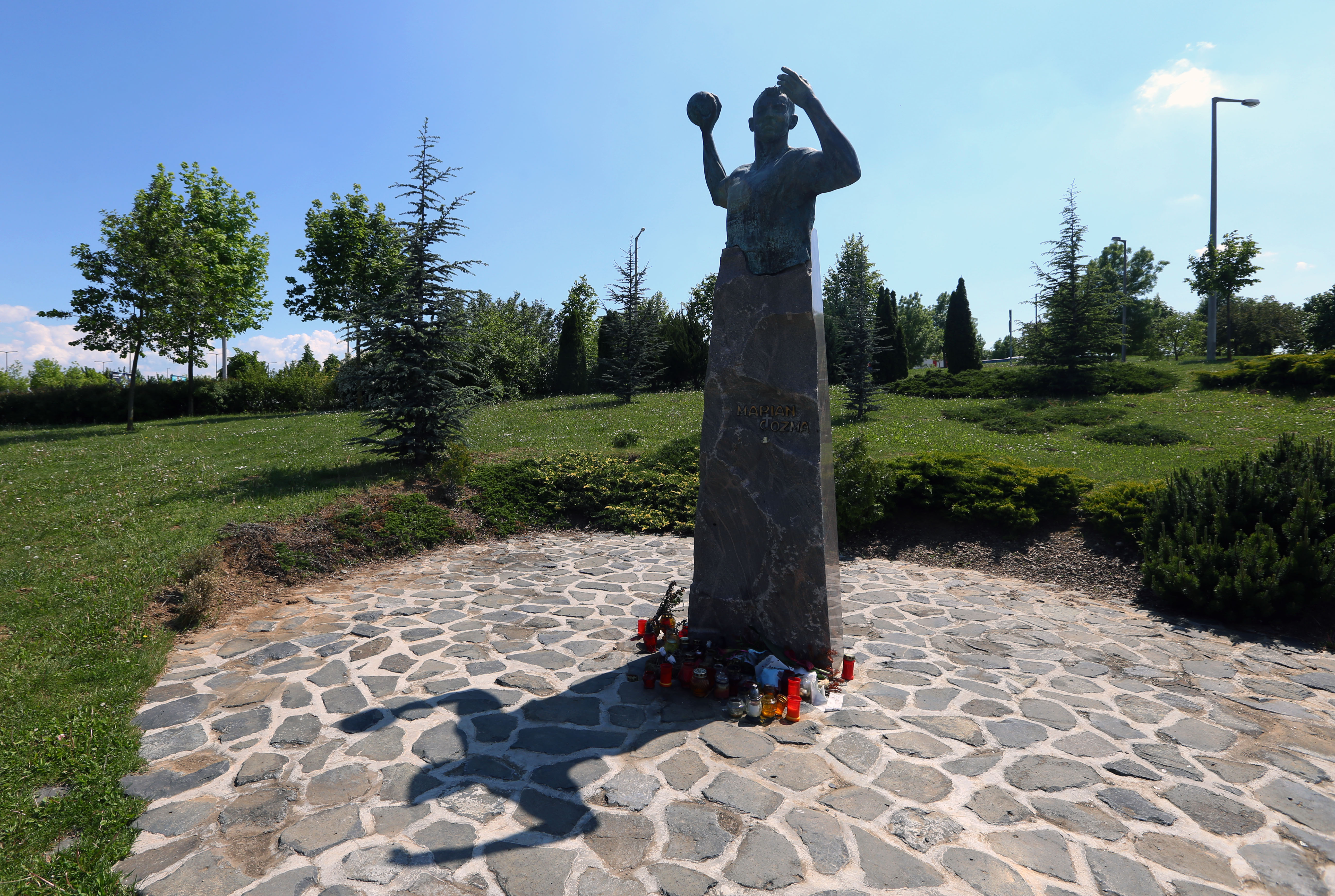 EXCLUSIV! Veszprem nu l-a uitat pe Marian Cozma! Colegii i-au făcut altar în vestiar, iar galeria îi strigă numele la fiecare meci!