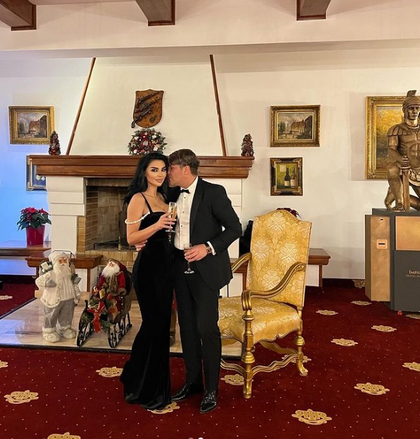 Syda s-a afișat oficial cu Raluca Paraschiv, de Revelion. Cine e și cu ce se ocupă femeia de care e îndrăgostit fostul ginere al lui Traian Băsescu
