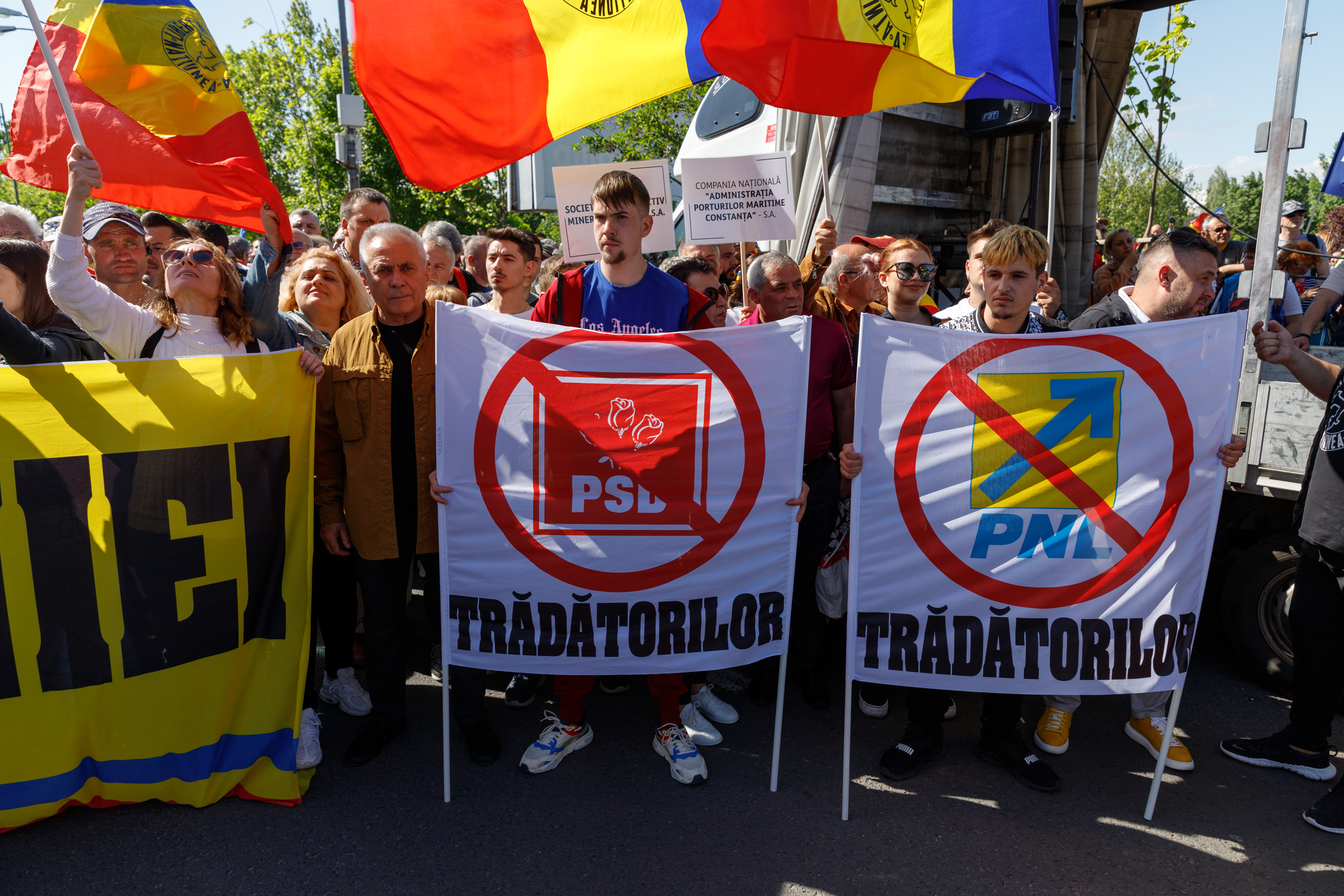REPORTAJ. Am mers patru ore alături de protestatarii AUR. Ce i-a motivat să vină de la sute de km distanță la chemarea singurului lider de partid din România care e pomenit de susținători pe numele mic: „George”