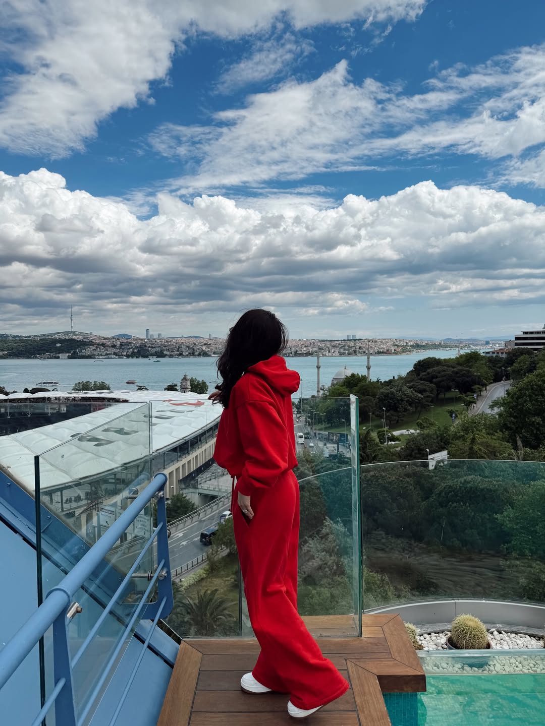 Cum au apărut Adelina Pestrițu și Ioana, soția lui Gabi Tamaș, la concertul lui Kanye West din Istanbul. Au stat doar 48 de ore în Turcia