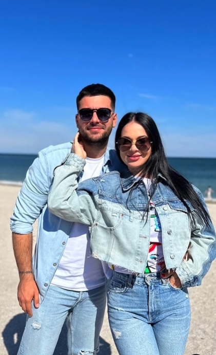 Deea Maxer s-a afișat oficial cu noul iubit. Fanii au reacționat: „Mult mai bine cu unul tânăr în loc de moșulici cu care ți-ai pierdut adolescența”